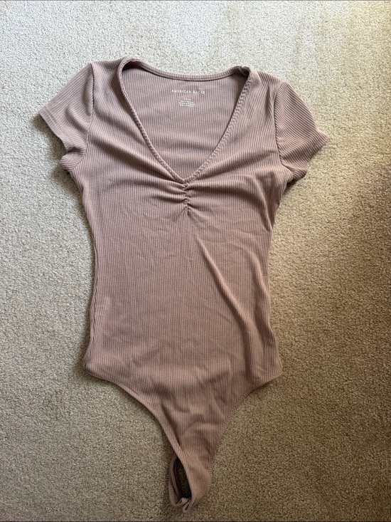 American Eagle Outfitters Tops - American Eagle Outfitters Ribbed V-Neck Short Sleeve Bodysuit - Mauve Pink